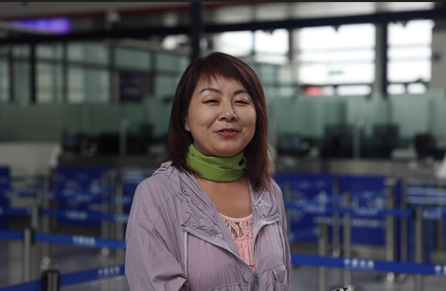 7月22日，曾經(jīng)在老撾瑯勃拉邦工作過3年的加拿大華僑孫月玲乘坐中老鐵路國(guó)際旅客列車從中國(guó)出境。衛(wèi)海林 攝