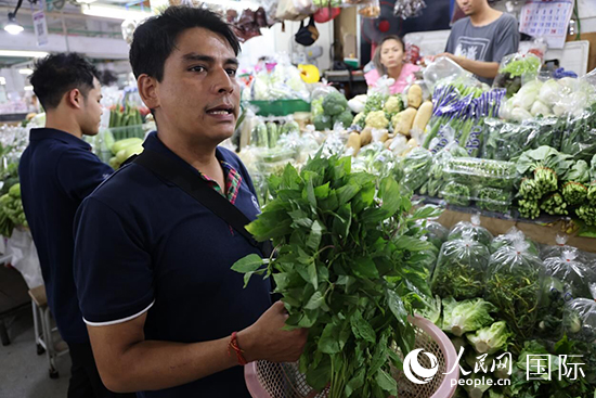 7月19日，泰國(guó)曼谷藍(lán)象餐廳員工向參加活動(dòng)的多國(guó)代表介紹如何挑選新鮮蔬菜。 人民網(wǎng)記者 張矜若攝