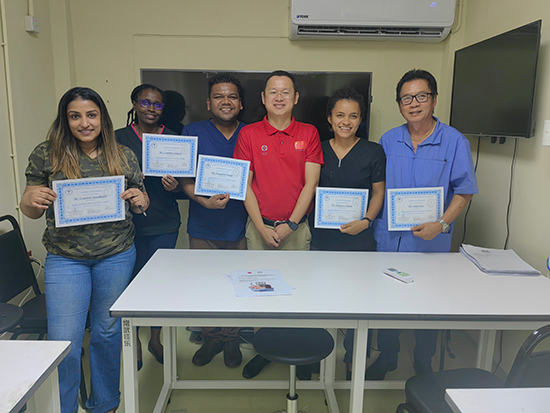 醫(yī)療隊成員與部分學(xué)員合影。第18期援圭亞那醫(yī)療隊供圖