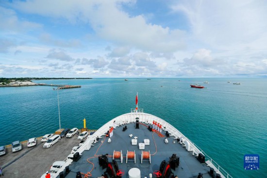 7月22日，中國海軍“和平方舟”號(hào)醫(yī)院船駛離基里巴斯首都塔拉瓦。當(dāng)?shù)貢r(shí)間22日上午10時(shí)，執(zhí)行“和諧使命-2023”任務(wù)的中國海軍“和平方舟”號(hào)醫(yī)院船圓滿結(jié)束對(duì)基里巴斯的首次訪問，駛離基里巴斯首都塔拉瓦，前往本次任務(wù)的第二站湯加努庫阿洛法港。新華社發(fā)（黎宇 攝）