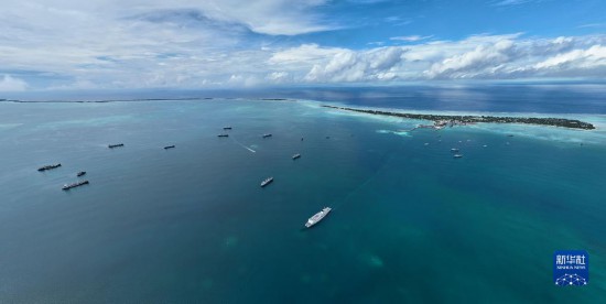 7月22日，中國海軍“和平方舟”號(hào)醫(yī)院船結(jié)束基里巴斯訪問，駛離塔拉瓦港。新華社發(fā)（桂江波 攝）