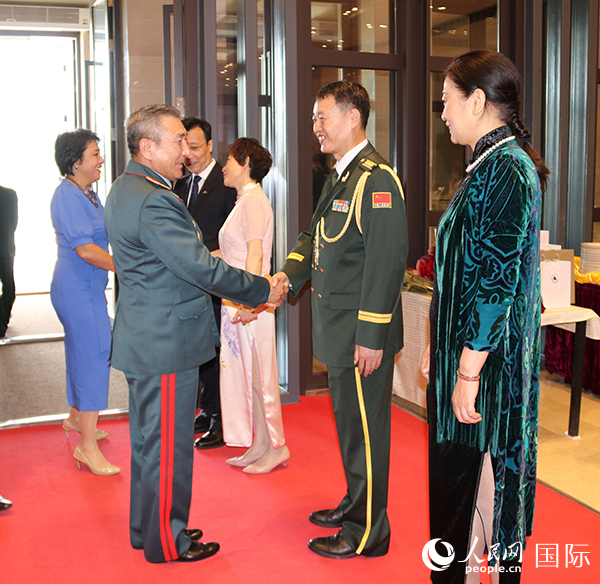國防武官胡德君大校迎接賓客。人民網(wǎng)記者李強攝