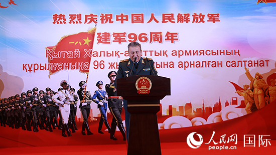 哈國防部副部長卡馬列特季諾夫中將發(fā)表致辭。人民網(wǎng)記者 李強攝