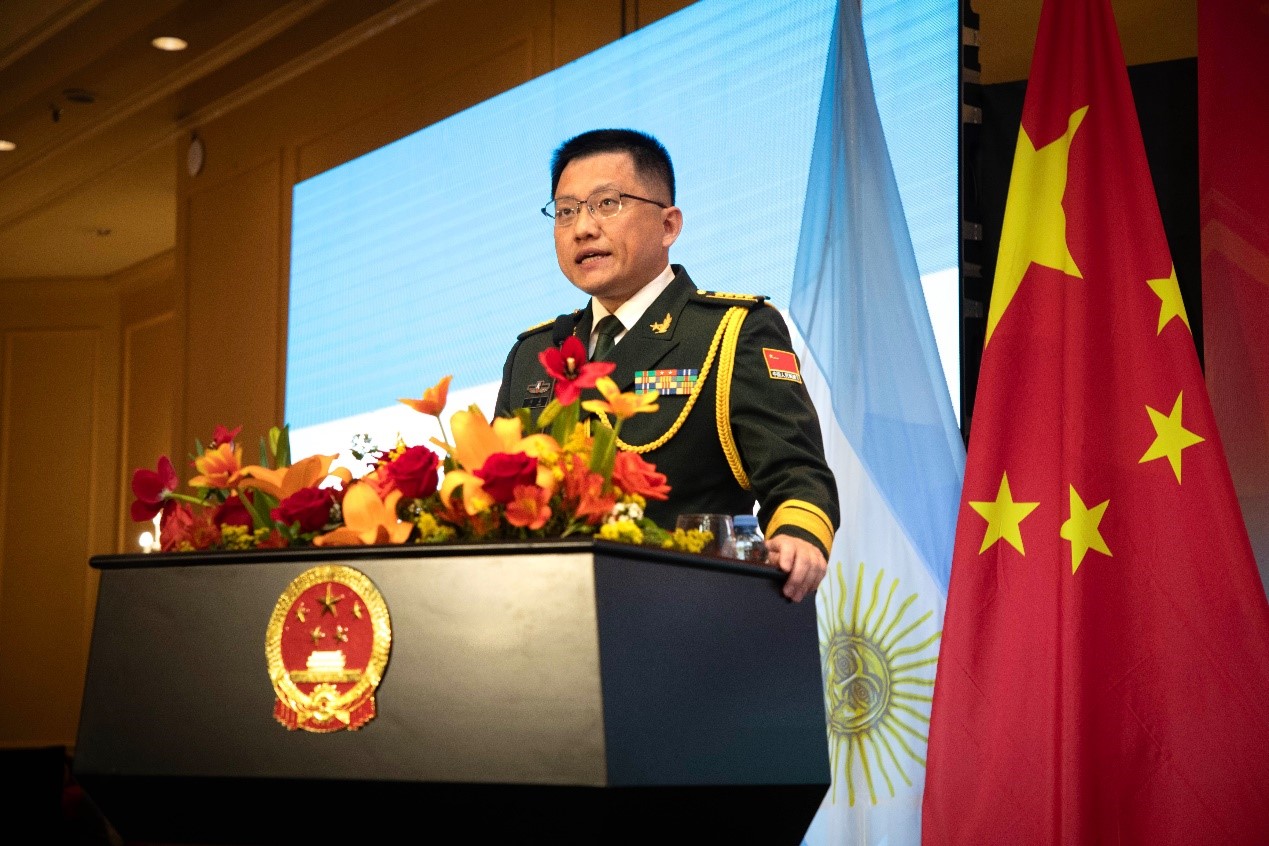 中國駐阿根廷大使館武官劉淼大校致辭。中國駐阿根廷大使館供圖