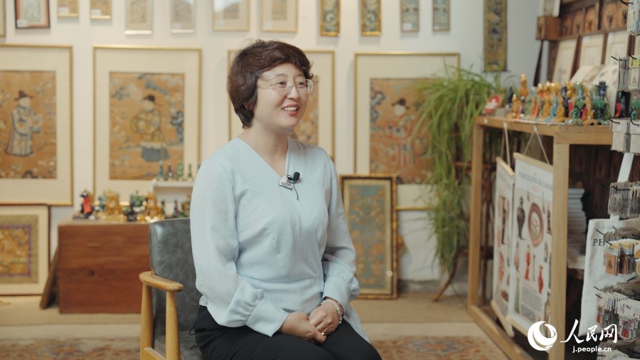 圖為瓷器修復(fù)藝術(shù)家王京。人民網(wǎng)記者 張若涵攝