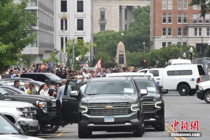 圖為特朗普出庭期間，其車隊和工作人員在聯(lián)邦法院外等待。<a target='_blank' href='/'><p  align=
