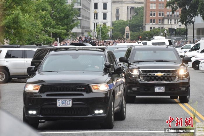 圖為結(jié)束出庭后，特朗普車隊駛離聯(lián)邦法院。<a target='_blank' href='/'><p  align=