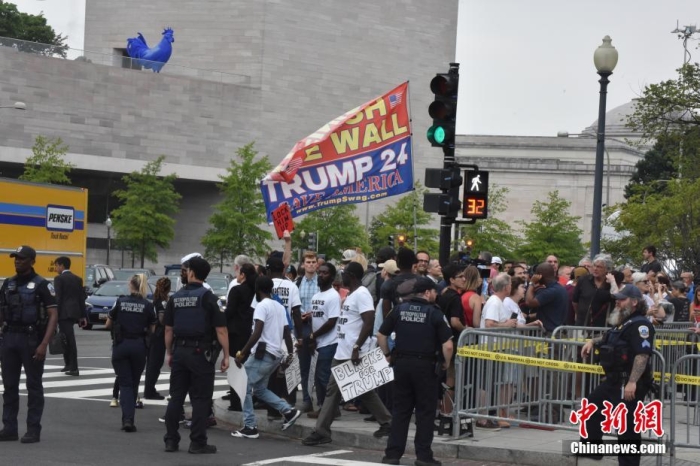 圖為眾多特朗普支持者和反對者聚集在聯(lián)邦法院周圍。<a target='_blank' href='/'><p  align=