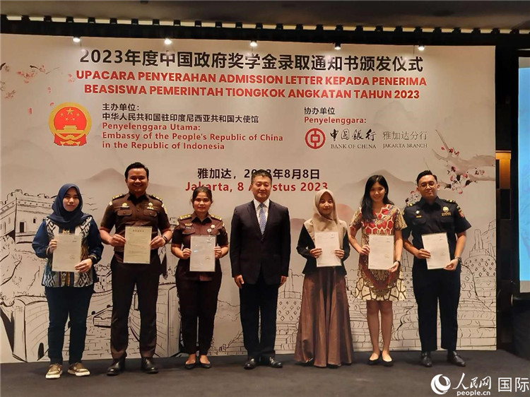 陸慷大使與獲得中國(guó)政府獎(jiǎng)學(xué)金的印尼學(xué)子合影。 人民網(wǎng)記者 李培松攝