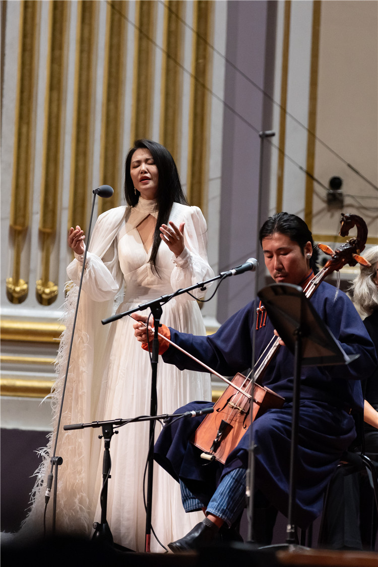 圖片說明： 8月5日，2023愛丁堡國際藝術(shù)節(jié)開幕式音樂會(huì)《慈悲頌》的演出現(xiàn)場(chǎng)。藝術(shù)節(jié)組委會(huì)供圖