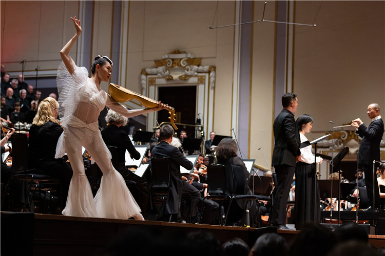 圖8月5日，2023愛丁堡國際藝術(shù)節(jié)開幕式音樂會(huì)《慈悲頌》的演出現(xiàn)場(chǎng)。藝術(shù)節(jié)組委會(huì)供圖