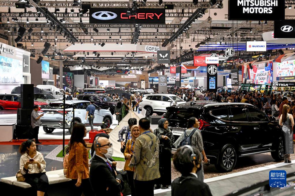 8月10日，在印度尼西亞萬(wàn)丹省唐格朗的印尼會(huì)展中心，人們?cè)?023年印尼國(guó)際汽車展上參觀。新華社發(fā)（阿貢攝）