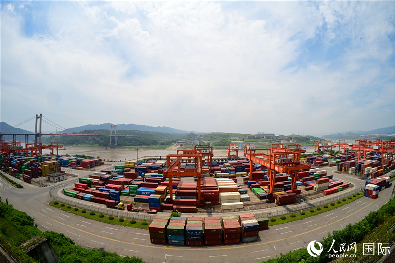 重慶果園港是我國內(nèi)河最大的鐵公水多式聯(lián)運樞紐港，也是西部陸海新通道的重要支點。圖為果園港全貌。人民網(wǎng)記者 苑基榮攝