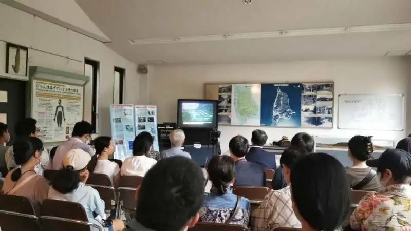 觀看日軍發(fā)動毒氣戰(zhàn)的影像資料。中國駐大阪總領事館供圖