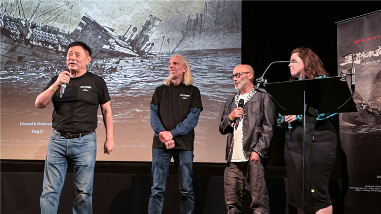 導(dǎo)演方勵(lì)以及團(tuán)隊(duì)成員分享體會(huì)。郭錦標(biāo)攝