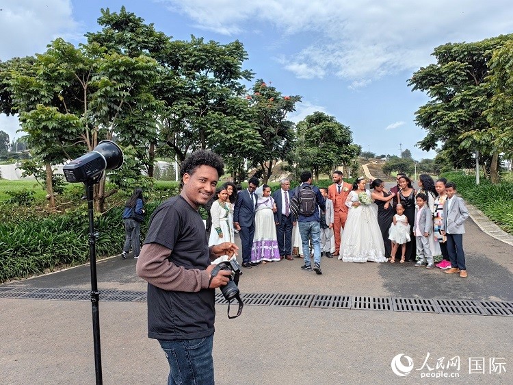 一對新人和親友在亞的斯亞貝巴友誼廣場合影。人民網(wǎng)記者 陳星星攝