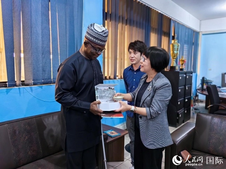 人民網(wǎng)監(jiān)事會主席唐維紅（右一）帶隊訪問尼日利亞通訊社，與該社總裁布克·龐勒（左一）交流。人民網(wǎng)記者 陳星星攝