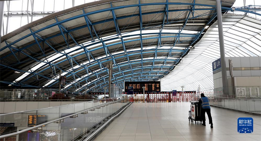 9月1日，一名工作人員在英國(guó)倫敦滑鐵盧火車(chē)站內(nèi)行走。因在收入、工作條件等方面與鐵路運(yùn)營(yíng)企業(yè)存在分歧，英國(guó)鐵路員工在9月1日、2日舉行罷工。由于鐵路服務(wù)大幅減少，人們出行面臨不便。新華社記者 李穎 攝