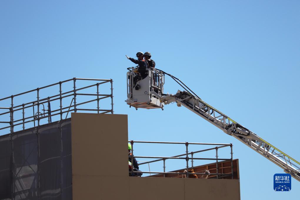 9月1日，在日本神奈川縣相模原市，消防員演練用消防云梯車(chē)救下被困高樓的民眾。9月1日是日本防災(zāi)日。當(dāng)天，日本中央政府及多個(gè)都縣市舉行了防災(zāi)演練，以提高大規(guī)模災(zāi)害發(fā)生時(shí)防災(zāi)機(jī)構(gòu)和市民迅速應(yīng)對(duì)的能力。新華社記者 楊光 攝