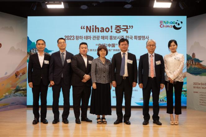 1.“你好！中國(guó)”2023黃河主題旅游海外推廣季韓國(guó)專場(chǎng)活動(dòng)5日在首爾舉行，圖為現(xiàn)場(chǎng)嘉賓合影。中國(guó)駐首爾旅游辦事處供圖