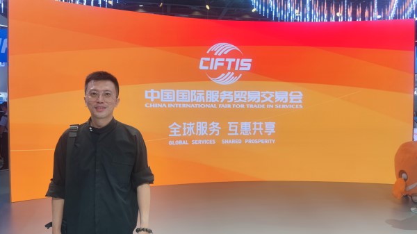 9月2日，梁家僖在國(guó)家會(huì)議中心拍照留念。受訪者供圖