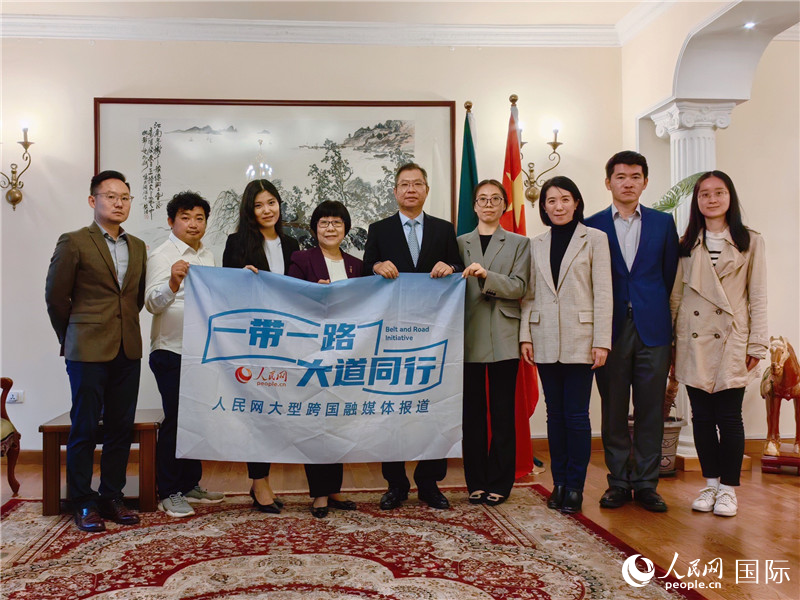 胡長(zhǎng)春大使、駐非盟使團(tuán)工作人員與人民網(wǎng)記者合影。