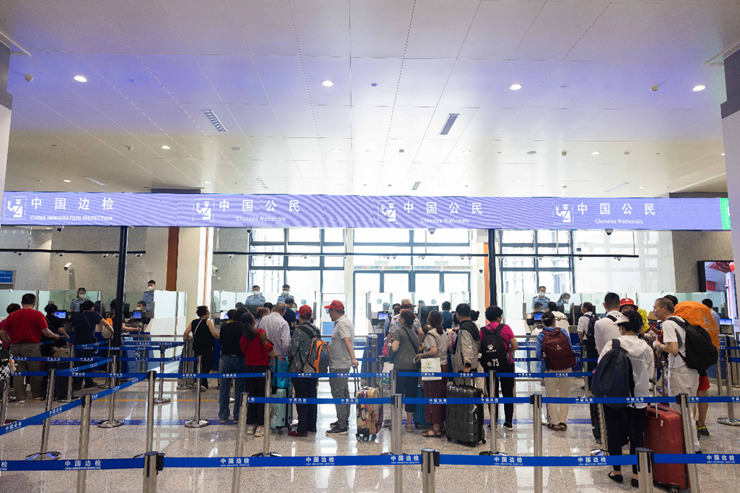 乘坐中老鐵路國際旅客列車的旅客在磨憨邊檢大廳排隊候檢。黃遠飛 攝