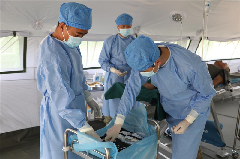 出征前，“純凈家園-2023”多國聯(lián)合掃雷行動中方任務(wù)分隊醫(yī)療組官兵正在進行專業(yè)訓(xùn)練。趙文環(huán)攝