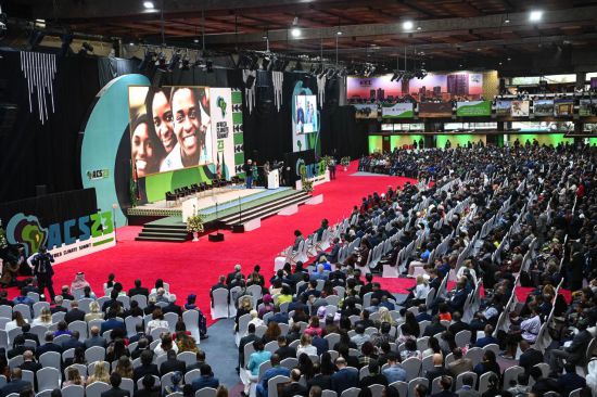 9月4日，在肯尼亞內(nèi)羅畢，與會代表參加首屆非洲氣候峰會開幕式。新華社記者 韓旭 攝