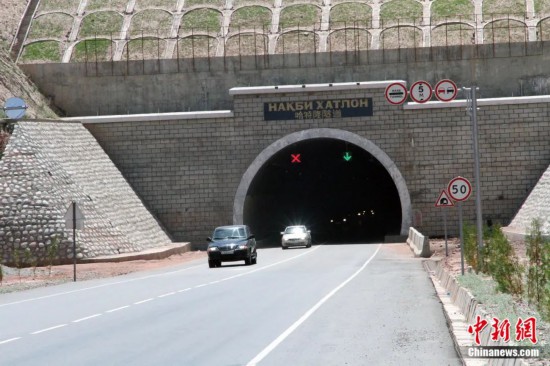 連接塔吉克斯坦南北的重要隧道之一哈特隆隧道由中國路橋承建，是塔國南北公路交通的重要干線道路，對促進(jìn)塔吉克斯坦南北交流和國民經(jīng)濟(jì)發(fā)展具有重要意義。田冰攝