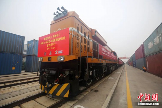 2021年7月5日，中國—上海合作組織地方經(jīng)貿(mào)合作示范區(qū)（簡稱“上合示范區(qū)”）前往塔吉克斯坦首都杜尚別的首班中歐班列（齊魯號）“上合快線”發(fā)出，從上合示范區(qū)青島多式聯(lián)運中心啟程，為中國及日本、韓國等周邊國家和地區(qū)與塔吉克斯坦經(jīng)貿(mào)往來提供了全新的物流解決方案。胡耀杰 攝