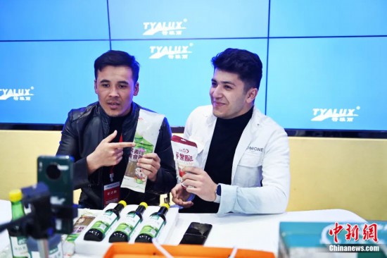 2023年3月，甘肅省慶陽市環(huán)縣電商創(chuàng)業(yè)孵化基地內(nèi)，來自蘭州文理學(xué)院的塔吉克斯坦留學(xué)生正在協(xié)助主播直播帶貨當(dāng)?shù)剞r(nóng)特產(chǎn)品。李亞龍 攝