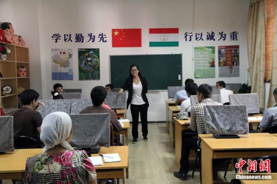 2014年，塔吉克斯坦國立民族大學(xué)的孔子學(xué)院內(nèi)，教師正在為塔吉克斯坦學(xué)生授課。田冰 攝