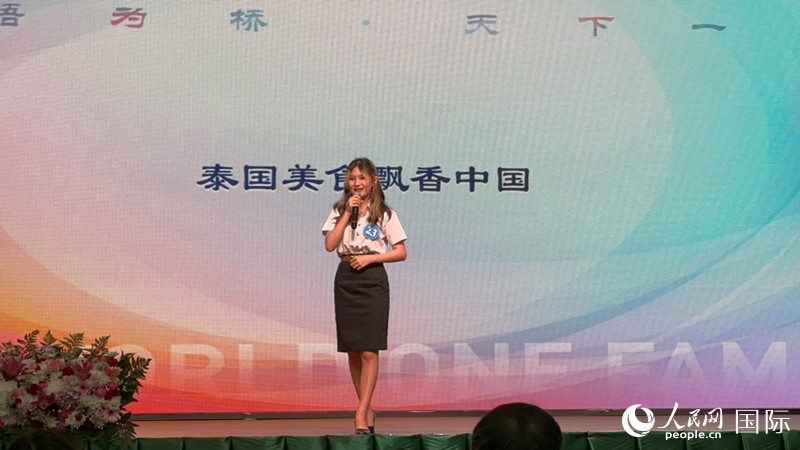 榮獲世界大學(xué)生中文比賽亞洲冠軍的泰國(guó)選手。人民網(wǎng)記者 孫廣勇攝