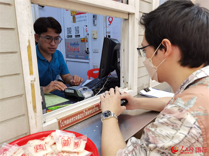 市民在活動現(xiàn)場捐贈善款。人民網(wǎng)記者 白元琪攝