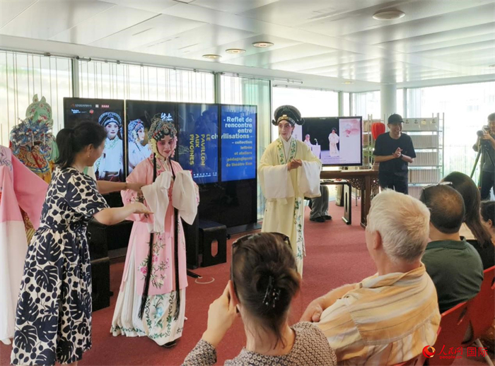 戲迷在昆曲雅集及教學(xué)工作坊活動(dòng)現(xiàn)場(chǎng)體驗(yàn)昆曲藝術(shù)。人民網(wǎng)記者 尚凱元攝