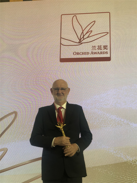 保利諾教授在頒獎(jiǎng)典禮現(xiàn)場(chǎng)。 巴西圣保羅州立大學(xué)孔子學(xué)院供圖。