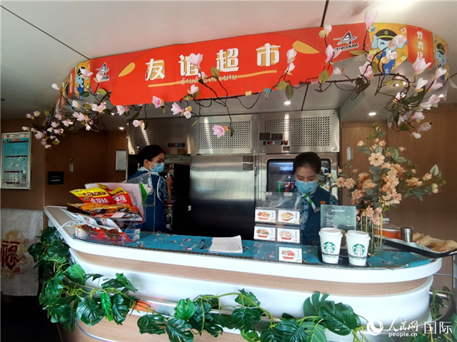 中老鐵路國際旅客列車里的“友誼超市”。人民網(wǎng) 杜明明攝