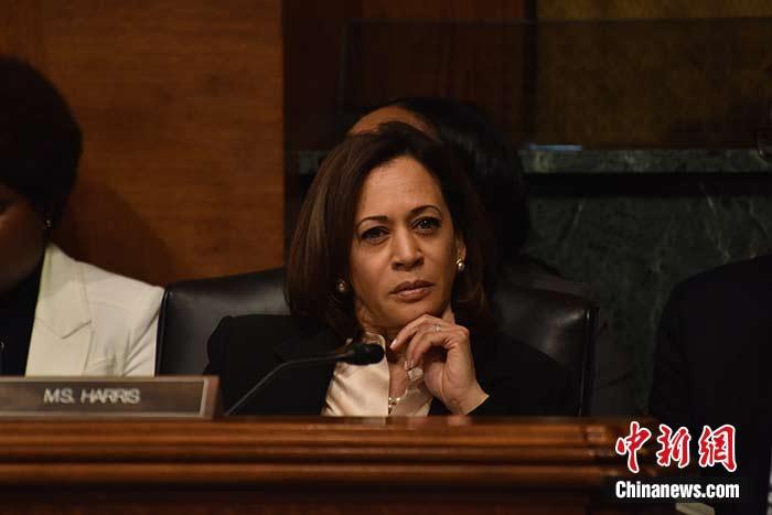 當(dāng)?shù)貢r(shí)間8月11日，美國前副總統(tǒng)、已經(jīng)鎖定民主黨總統(tǒng)候選人提名的拜登選定聯(lián)邦參議員卡瑪拉·哈里斯為其競選搭檔、民主黨副總統(tǒng)候選人。哈里斯成為美國歷史上首位被提名為副總統(tǒng)候選人的非裔女性。圖為哈里斯此前出席國會聽證會(資料圖)。<a target='_blank' href='/'><p  align=