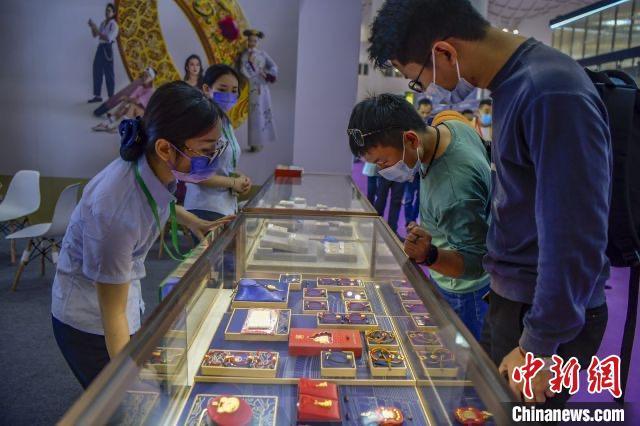 資料圖：民眾選購金飾品。駱云飛 攝