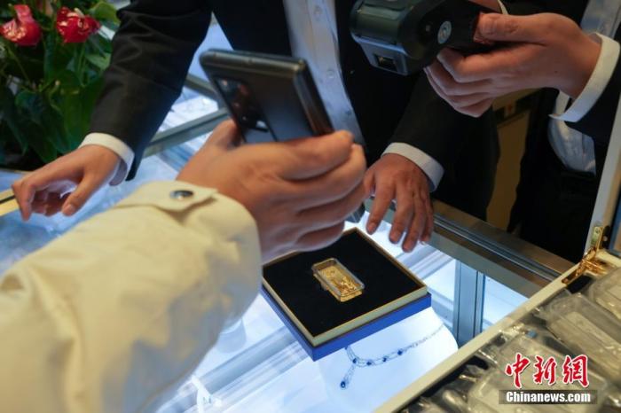 資料圖：顧客在現(xiàn)場掃碼購買冰雪競技金條。 <a target='_blank' href='/'><p  align=
