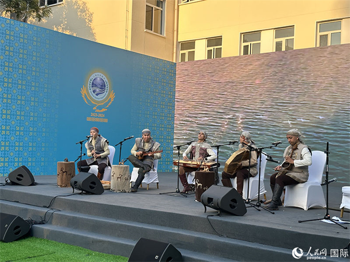 哈薩克斯坦著名音樂(lè)組合“圖蘭”樂(lè)隊(duì)演奏民族音樂(lè)。人民網(wǎng) 阿爾達(dá)克攝