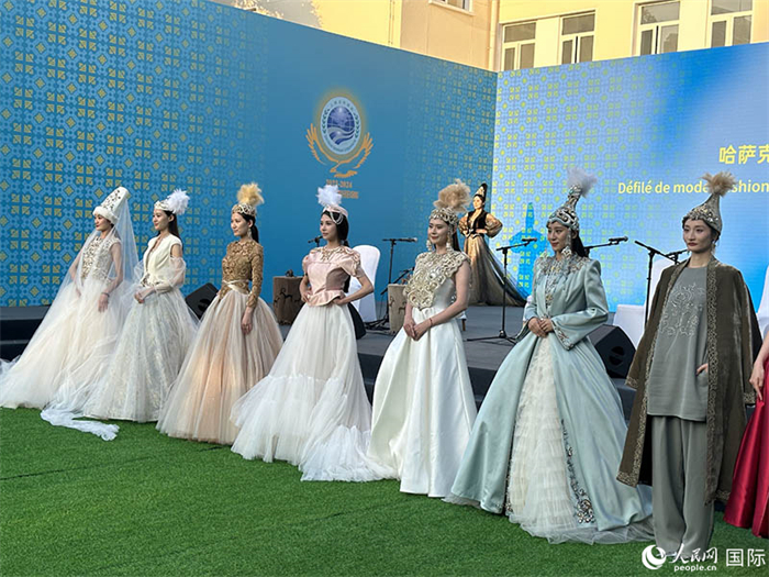 哈薩克斯坦獨(dú)立設(shè)計(jì)師品牌“Ai-zer”帶來(lái)了民族服裝時(shí)裝秀。人民網(wǎng) 阿爾達(dá)克攝