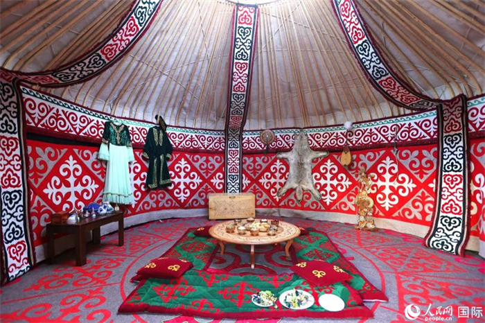 活動(dòng)現(xiàn)場(chǎng)展示了哈薩克斯坦的氈房。人民網(wǎng)記者 楊倩攝
