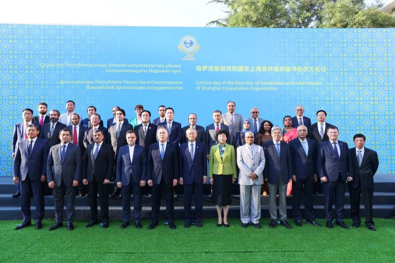 活動(dòng)現(xiàn)場(chǎng)來(lái)賓合影留念。主辦方供圖