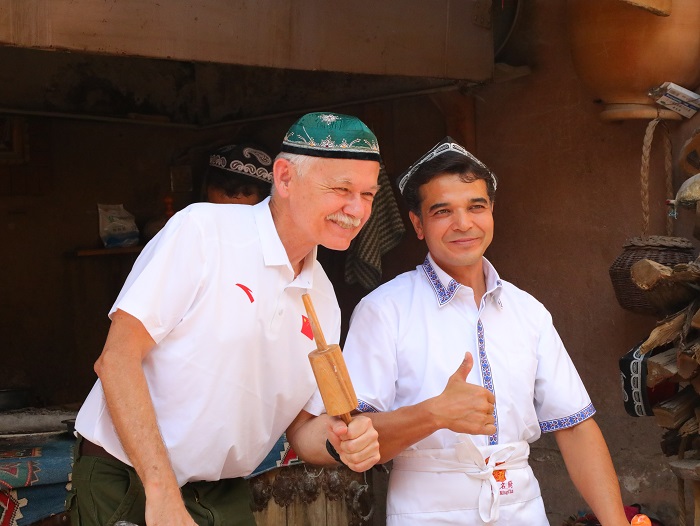 潘維廉和維吾爾族創(chuàng)業(yè)青年合影。主辦方供圖