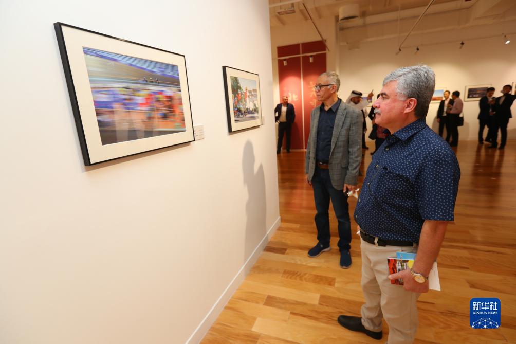 9月18日，人們在卡塔爾多哈參觀“你好，北京”攝影展。新華社記者隋先凱攝