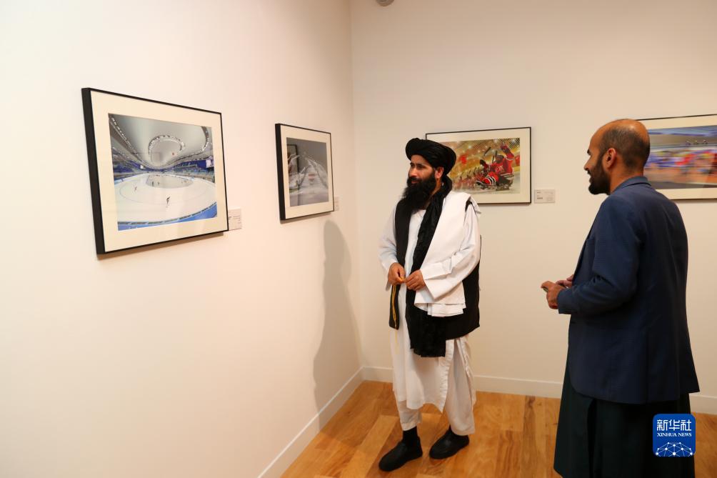 9月18日，人們在卡塔爾多哈參觀“你好，北京”攝影展。新華社記者隋先凱攝