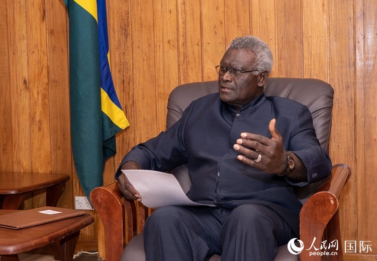 2023年9月14日，所羅門群島總理梅納西·索加瓦雷在首都霍尼亞拉接受人民網(wǎng)記者專訪。（人民網(wǎng) 賀吉攝影 ）