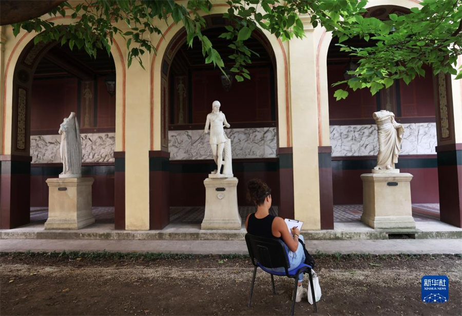 9月17日，在法國巴黎國立高等美術(shù)學(xué)院舉行的歐洲遺產(chǎn)日活動上，參觀者參與繪畫創(chuàng)作和體驗。新華社記者 高靜 攝